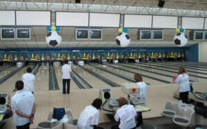 Intérieur d'un bowling.