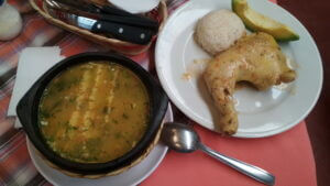 Soupe et cuisse de poulet cuisinée.
