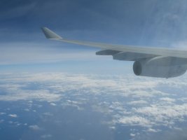 Aile d'avion au-dessus de nuages.