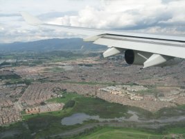 Aile d'avion au-dessus d'une ville.