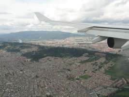 Aile d'avion au-dessus d'une ville.