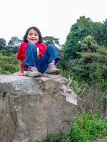 Un enfant est assis sur une pierre.