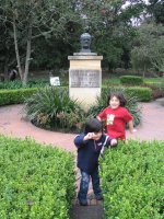 Deux enfants courent dans une allée.