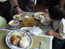 Plats disposés sur une table.