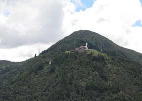 Statue en haut d'une montagne.