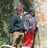 Un homme et une femme en habit traditionnel.