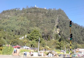 sommet de Montserrate vu d'en bas