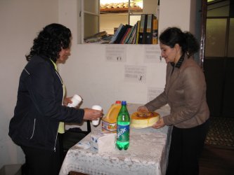 Deux adultes avec un gâteau dans les mains.