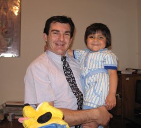 Un adulte et un enfant dans les bras.
