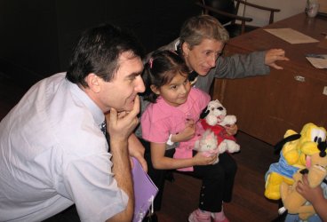 Deux adultes et un enfant accroupis.