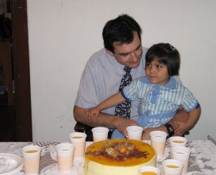 Un adulte et un enfant assis.