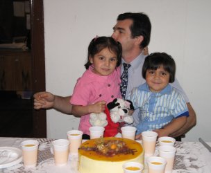 Un adulte et deux enfants assis.