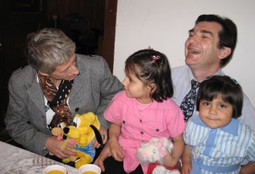 Deux adultes et deux enfants assis.
