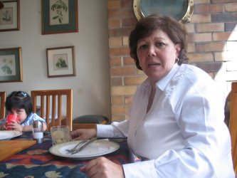 Une femme et un enfant assis à table.