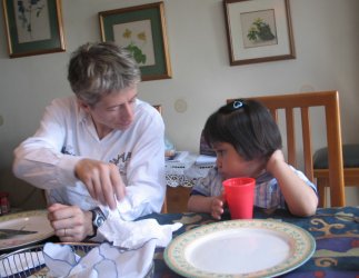 Une femme et un enfant assis à table.