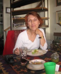 Portrait d'une femme assise à table.