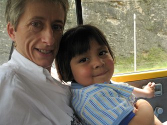 Un enfant dans les bras d'un adulte dans une voiture.