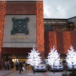 Porte d'entrée d'un centre commercial décoré pour Noël.