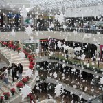 Intérieur d'un centre commercial avec des décorations de Noël.