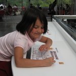 Un enfant dessine sur une table.