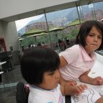 2 enfants sont assis au bord d'une table.