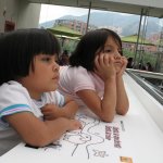 2 enfants sont assis au bord d'une table.