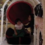 Un enfant dans un jeu de décor de Noël.