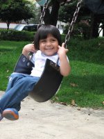 Un enfant sur une balançoire.