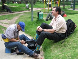 Un homme se fait cirer ses chaussures.
