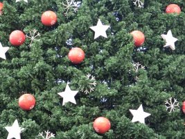 Décorations de Noël dans un sapin.