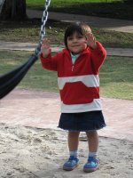 Un enfant lève les bras.