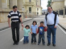 Deux hommes avec 3 enfants.