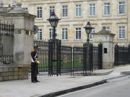 Maison du Président de la Colombie Un garde est posté devant la grille d'un monument.