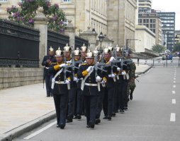 Gardes du président Des soldats marchent en groupe.