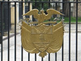 Armoiries sur une grille.
