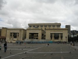 Palais de Justice Grande place avec un monument.