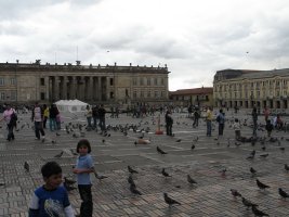 Place entourée de monuments.