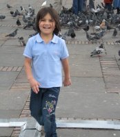Un enfant auprès de pigeons.