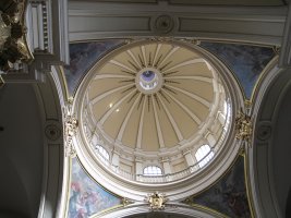 Coupole intérieure d'une église.