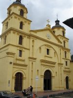 Eglise La Candeleria Façade jaune d'une église.