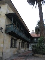 Façade de maison avec un grand balcon.