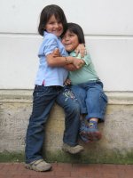 Deux enfants assis.