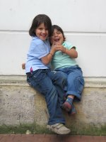 Deux enfants assis.
