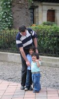 Un homme et deux enfants.