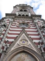 Fronton de l'église bicolore.