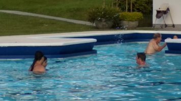4 personnes dans une piscine.