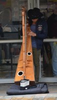 Personne jouant d'un instrument.