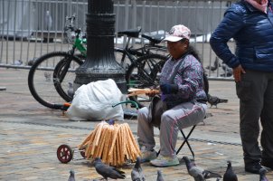 Femme assises vendant du maïs.