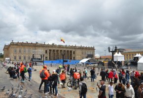 place Bolivar Grande place avec du monde.