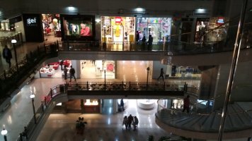 Intérieur d'un centre commercial.